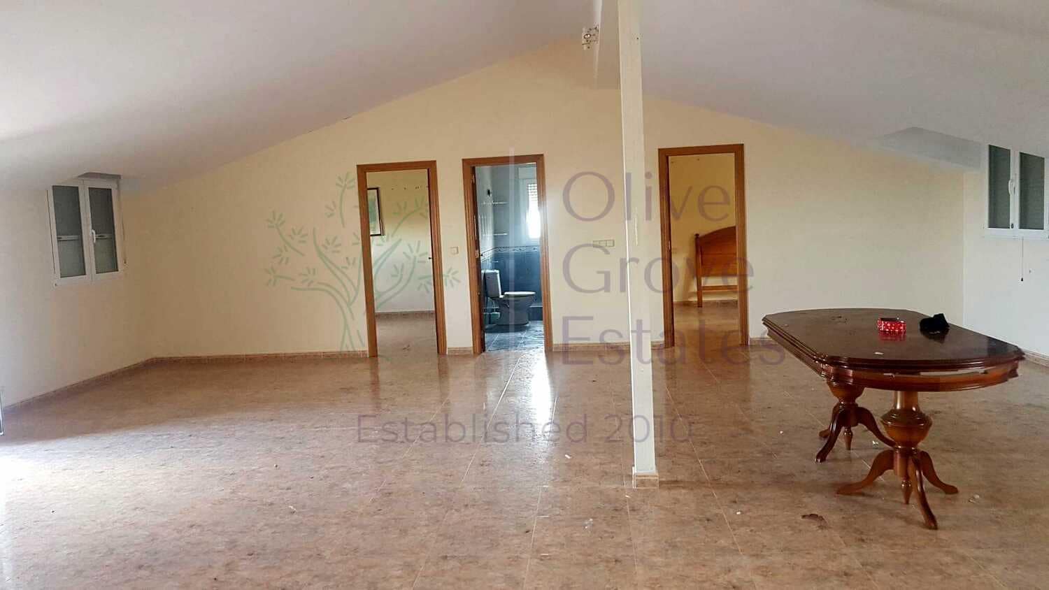 5 bedroom Villa for sale in Caudete with garage - € 224,995 (Ref: 6874187)