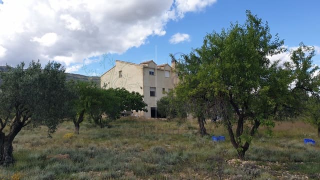 5 bedroom Villa for sale in Caudete with garage - € 224,995 (Ref: 6874187)