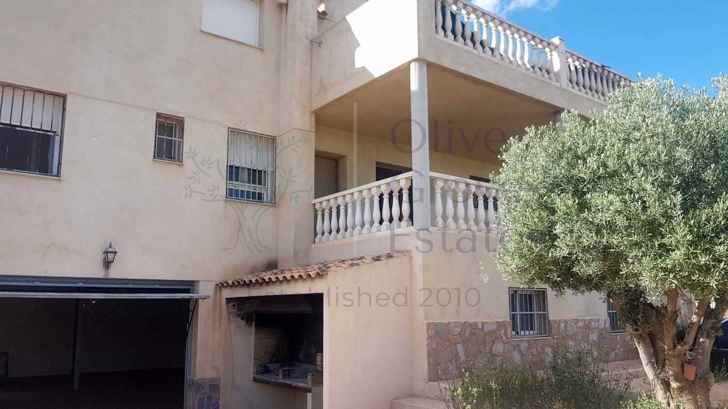 5 bedroom Villa for sale in Caudete with garage - € 224,995 (Ref: 6874187)