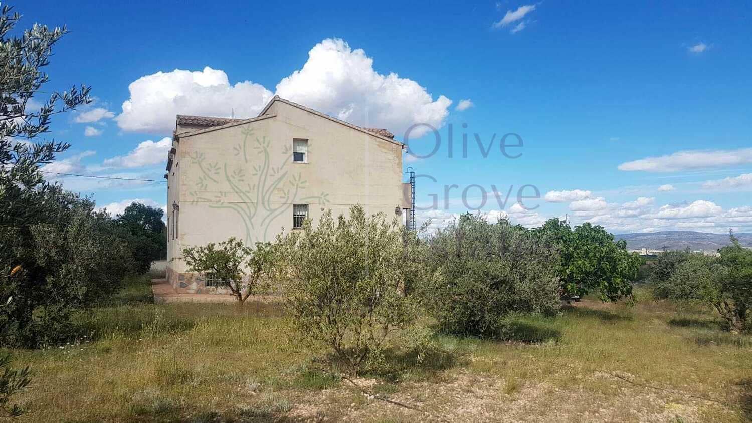 5 bedroom Villa for sale in Caudete with garage - € 224,995 (Ref: 6874187)