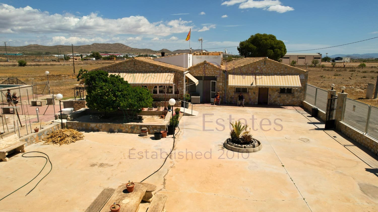 4 bedroom Villa for sale in Yecla with pool garage - € 209,950 (Ref: 6891507)