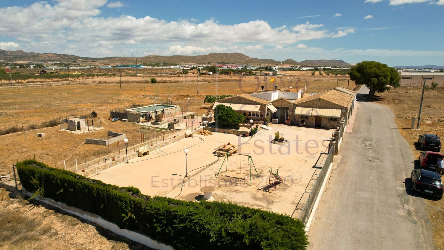 4 bedroom Villa for sale in Yecla with pool garage - € 209,950 (Ref: 6891507)