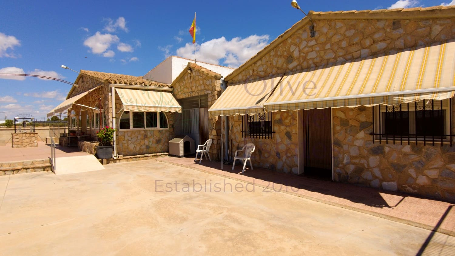 4 bedroom Villa for sale in Yecla with pool garage - € 209,950 (Ref: 6891507)