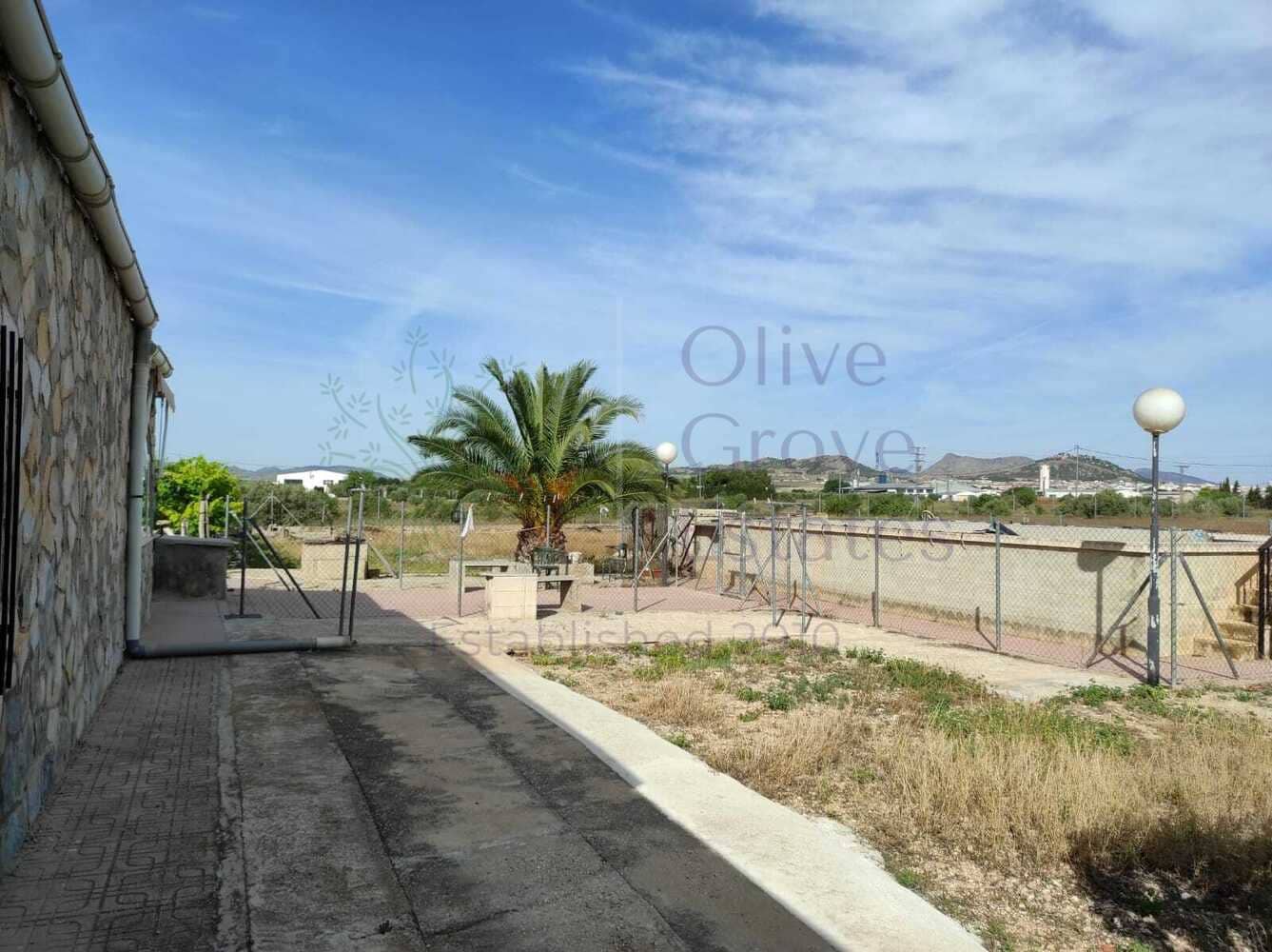 4 bedroom Villa for sale in Yecla with pool garage - € 209,950 (Ref: 6891507)