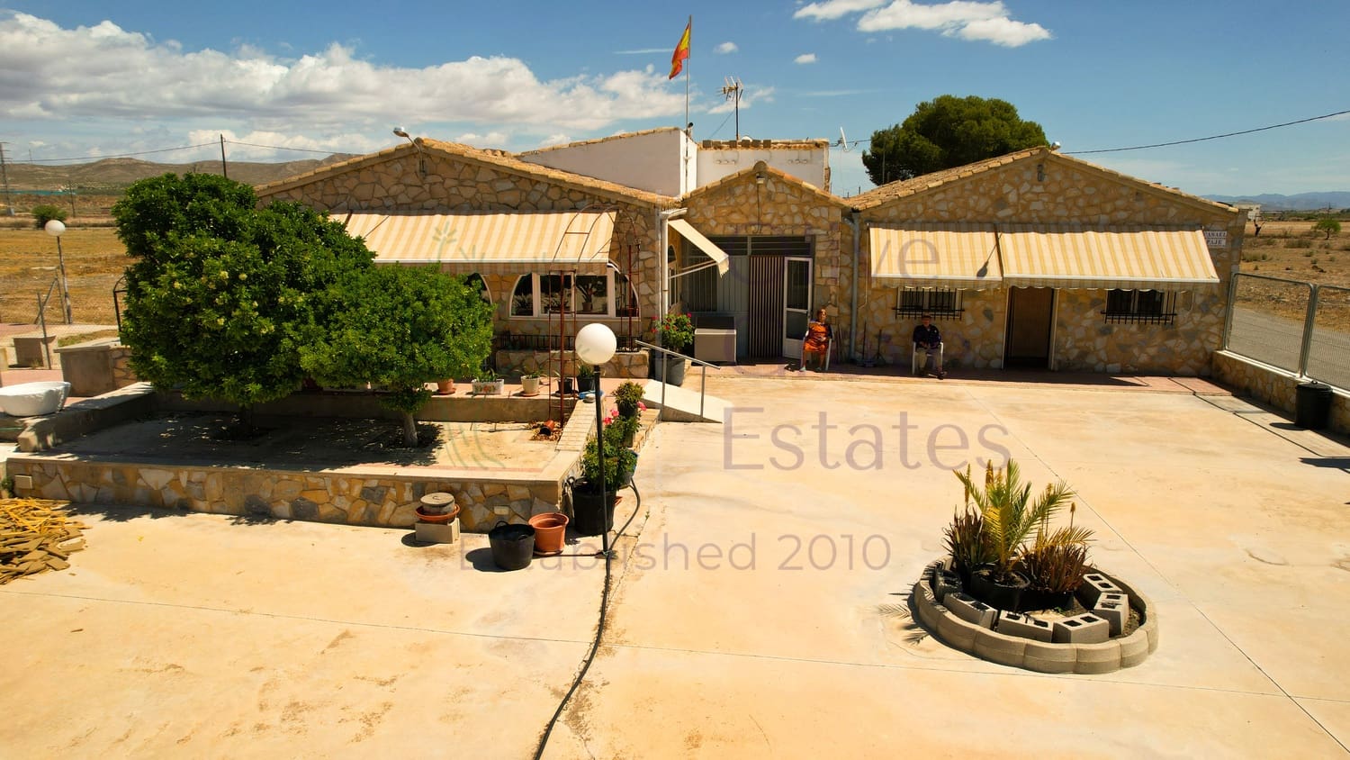 4 bedroom Villa for sale in Yecla with pool garage - € 209,950 (Ref: 6891507)