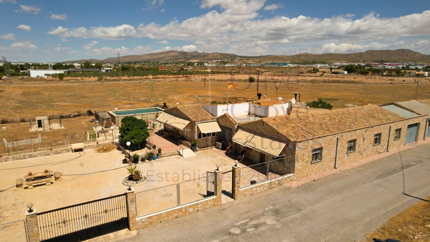 4 bedroom Villa for sale in Yecla with pool garage - € 209,950 (Ref: 6891507)