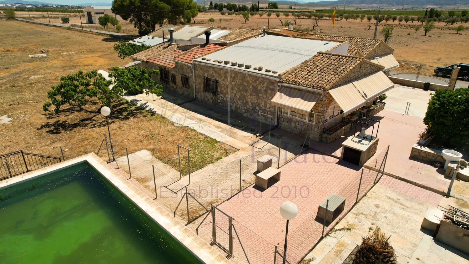 4 bedroom Villa for sale in Yecla with pool garage - € 209,950 (Ref: 6891507)