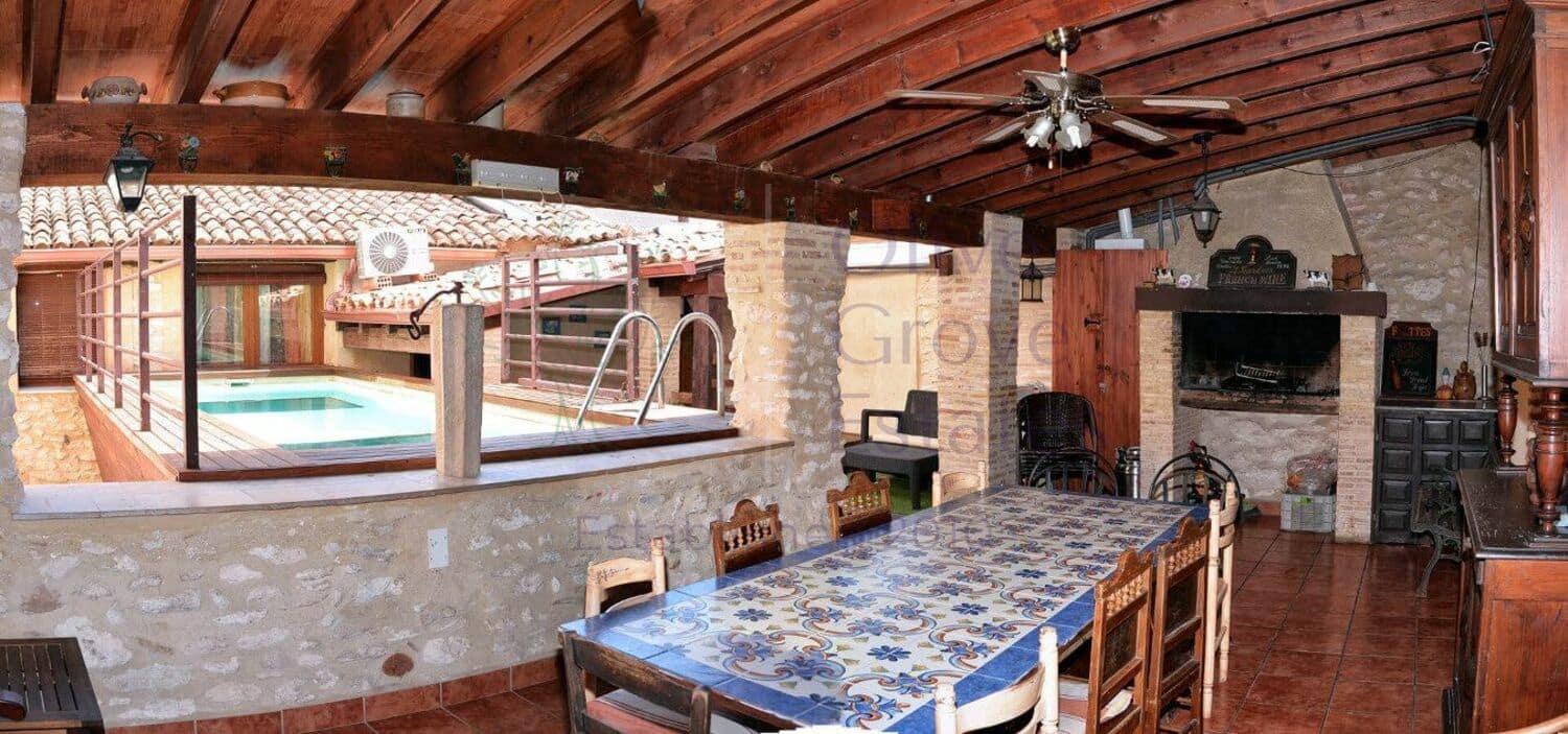 9 soveværelse Byhus til salg i Palomar med swimmingpool - € 269.950 (Ref: 6948517)