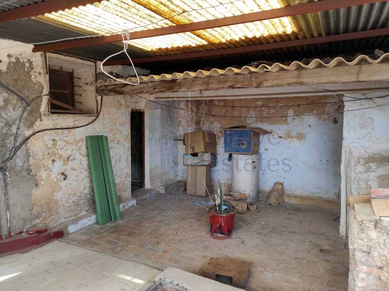 Hus til salgs i Sax - € 64 995 (Ref: 7200877)