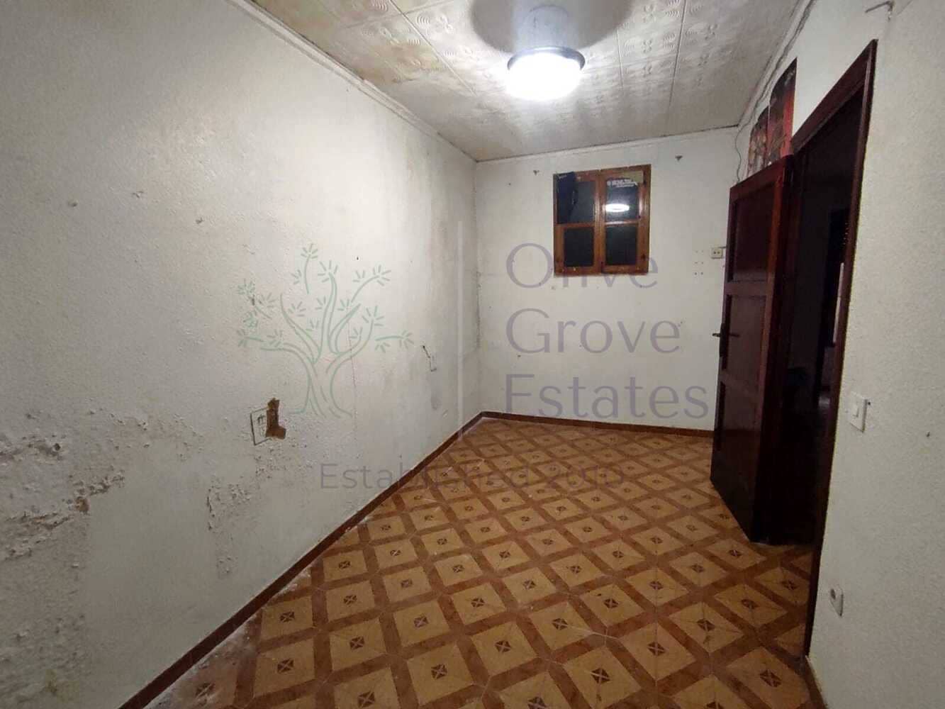 Hus til salgs i Sax - € 64 995 (Ref: 7200877)