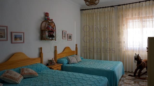 7 bedroom Villa for sale in Caudete with pool garage - € 189,000 (Ref: 7206021)