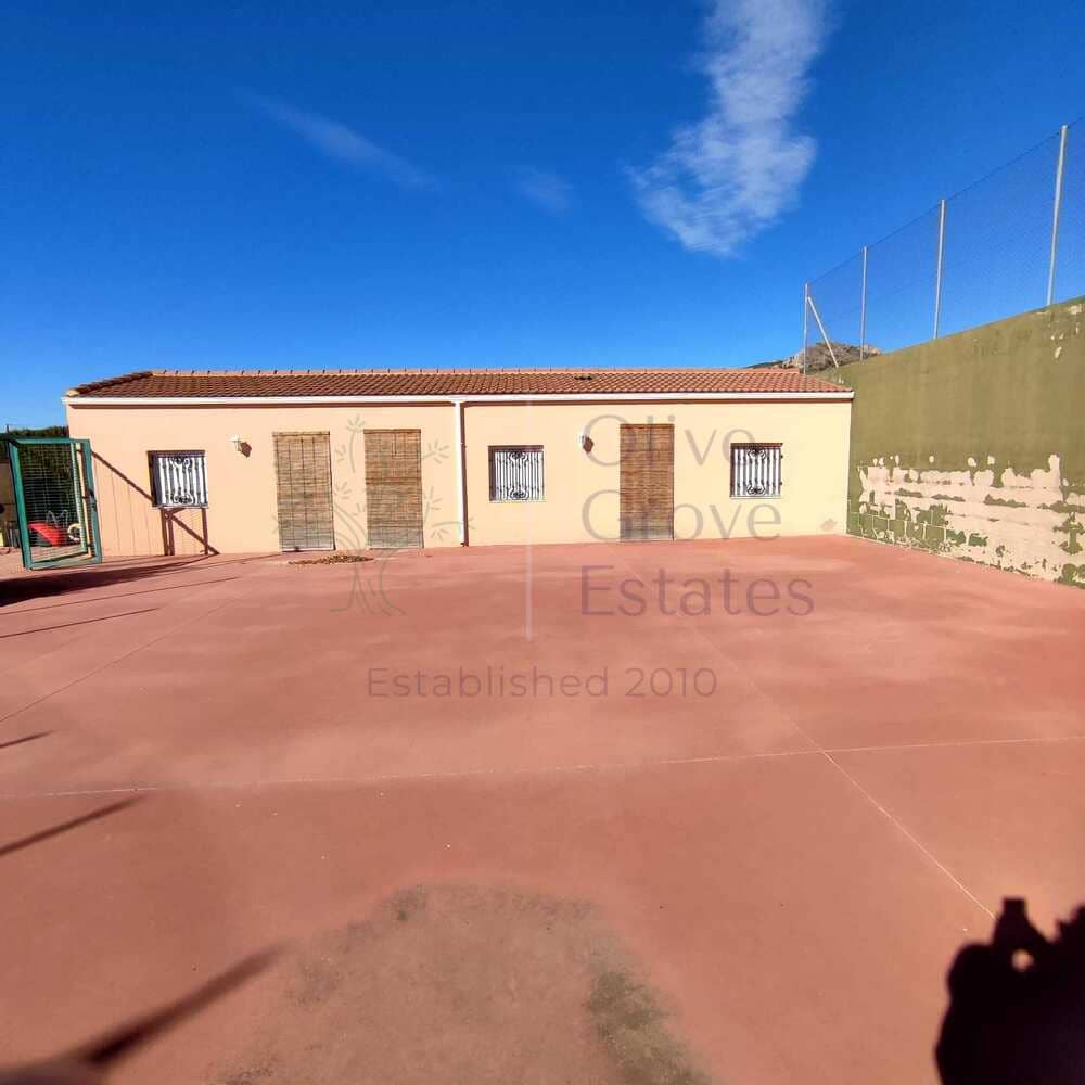 Villa til salgs i Sax med svømmebasseng - € 189 995 (Ref: 7344314)