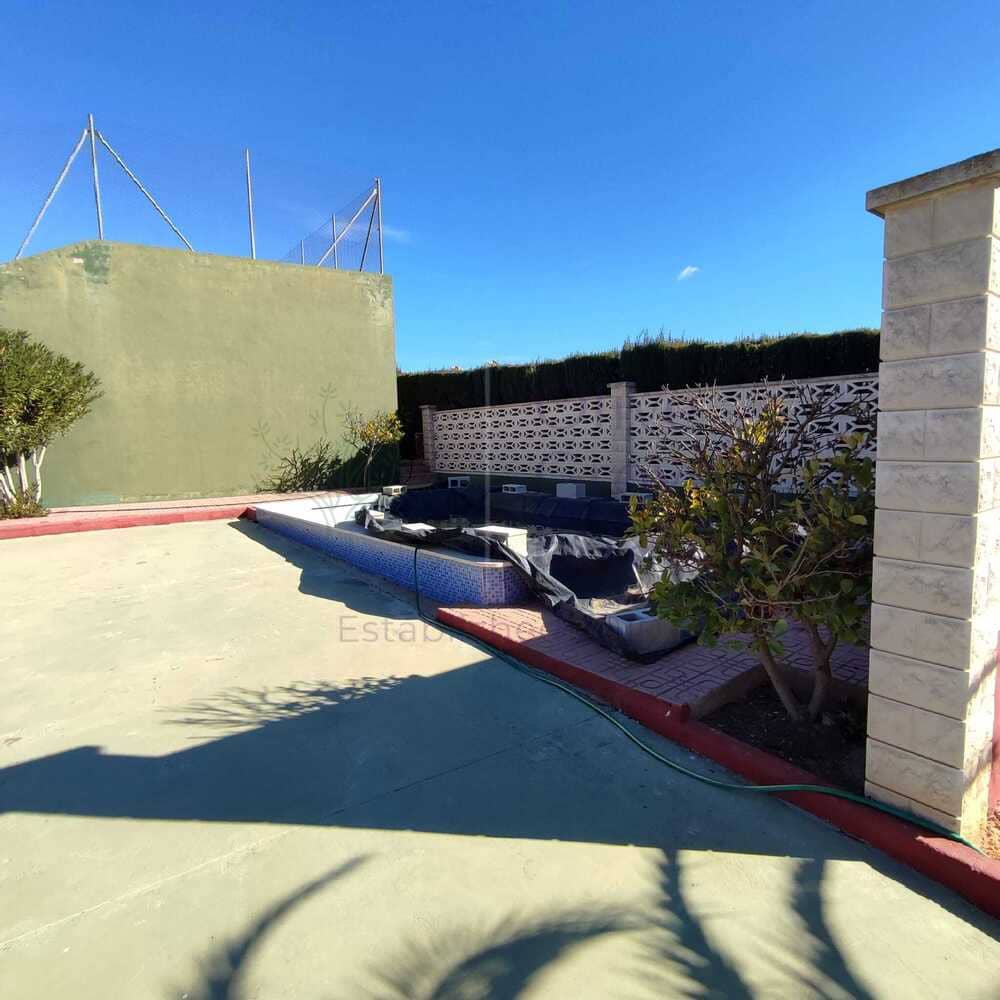 Villa til salgs i Sax med svømmebasseng - € 189 995 (Ref: 7344314)