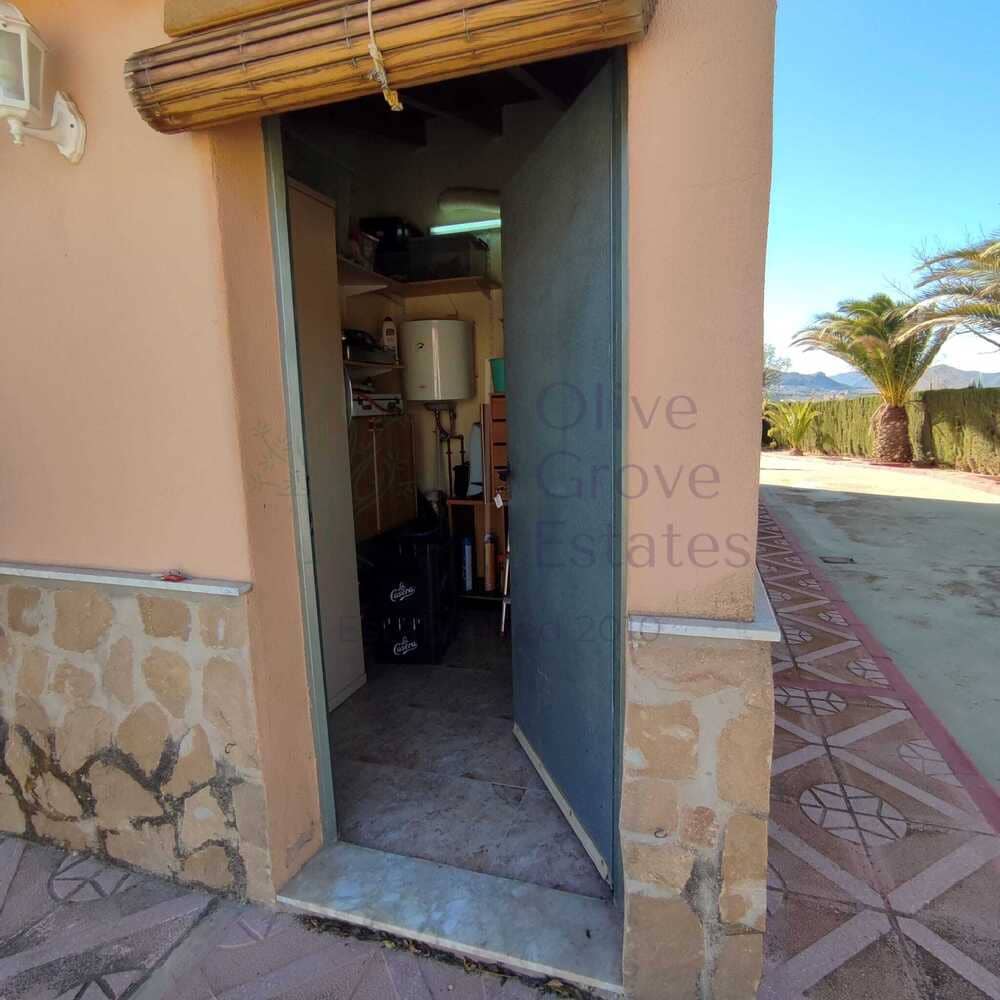 Villa til salgs i Sax med svømmebasseng - € 189 995 (Ref: 7344314)