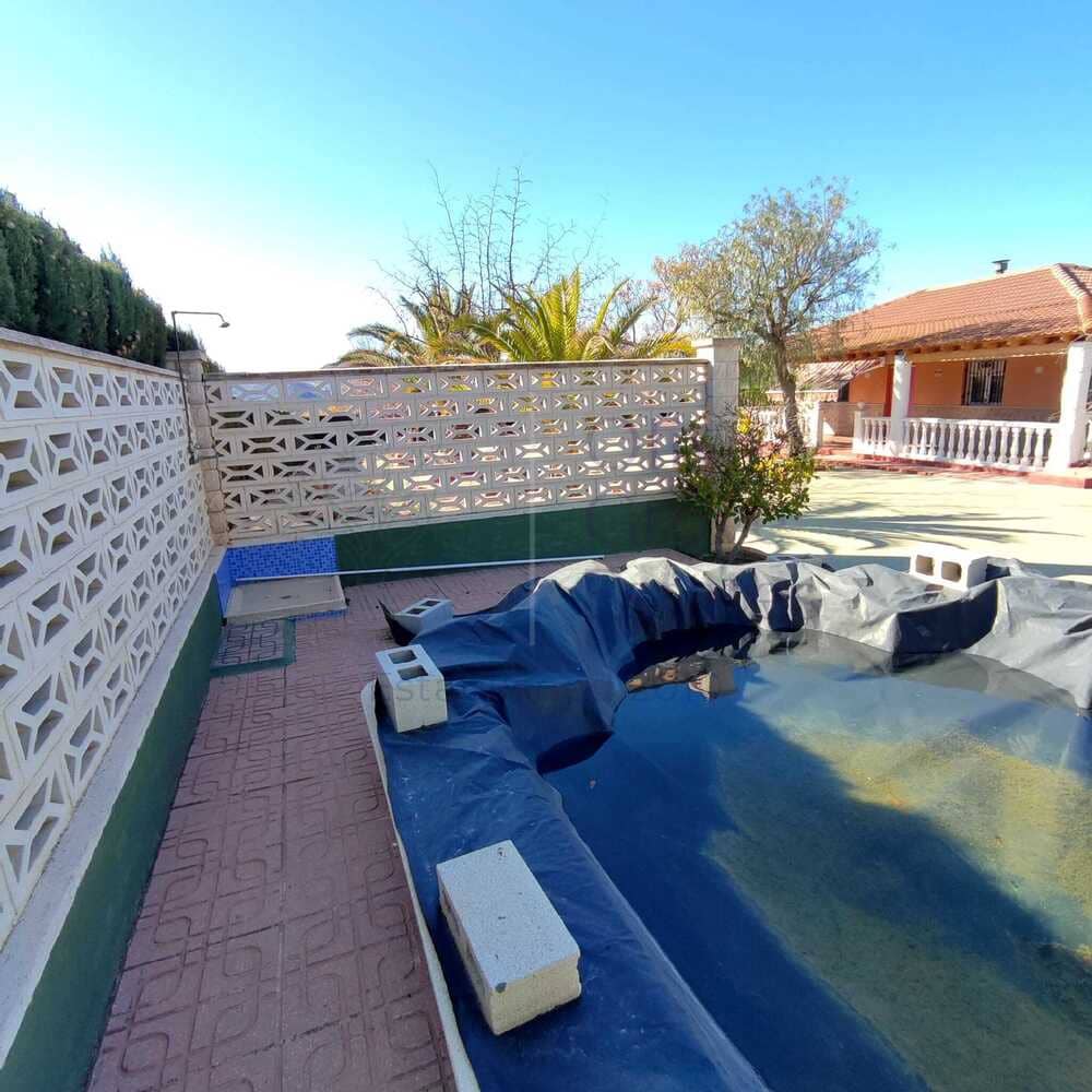 Villa til salgs i Sax med svømmebasseng - € 189 995 (Ref: 7344314)