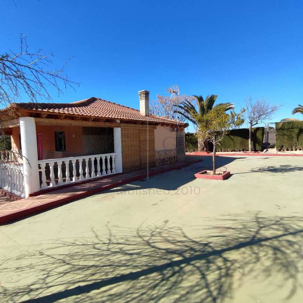 Villa til salgs i Sax med svømmebasseng - € 189 995 (Ref: 7344314)