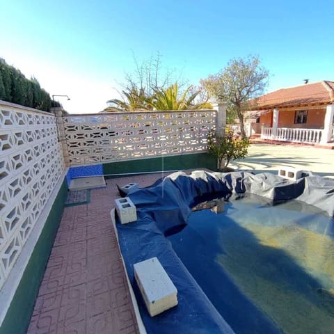 Villa til salgs i Sax med svømmebasseng - € 189 995 (Ref: 7344314)