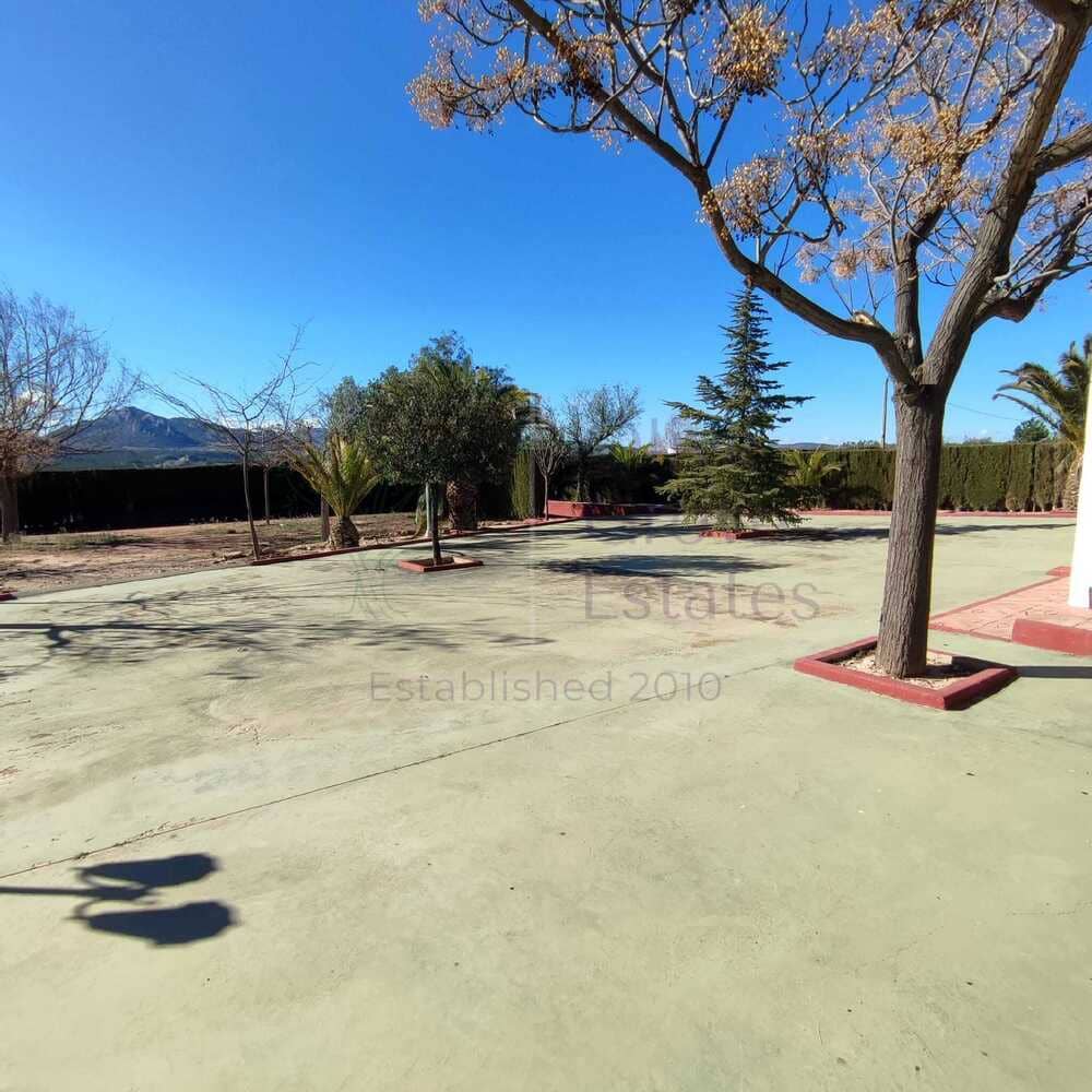 Villa til salgs i Sax med svømmebasseng - € 189 995 (Ref: 7344314)