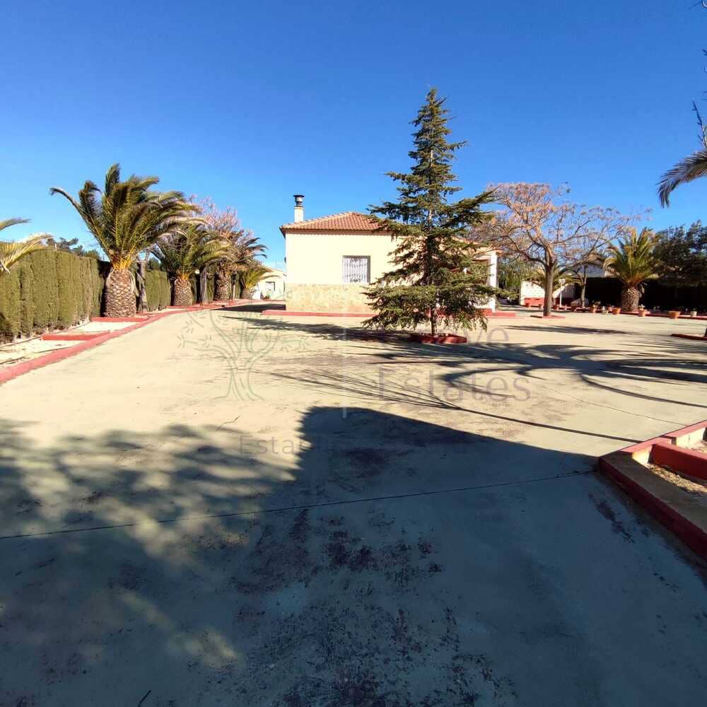 Villa til salgs i Sax med svømmebasseng - € 189 995 (Ref: 7344314)