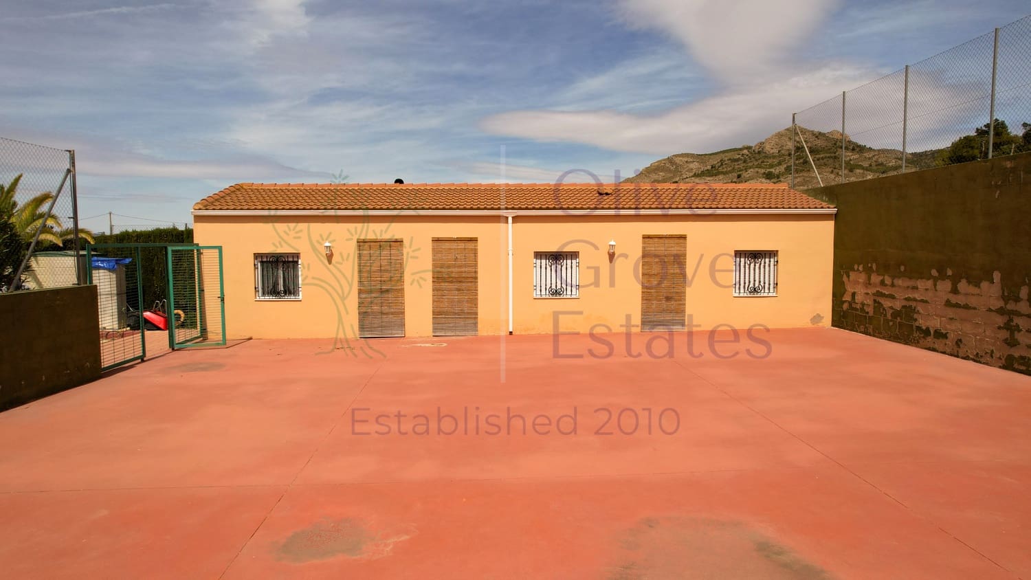 Villa til salgs i Sax med svømmebasseng - € 189 995 (Ref: 7344314)