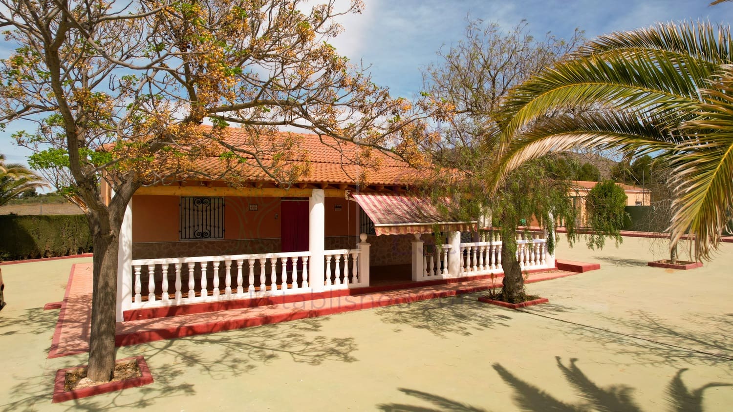 Villa til salgs i Sax med svømmebasseng - € 189 995 (Ref: 7344314)