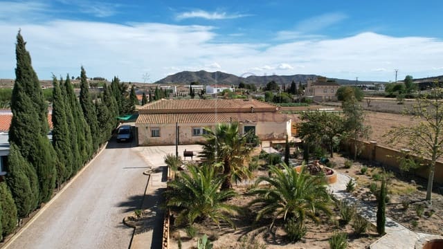 Chalet de 6 habitaciones en Caudete en venta con garaje - 249.000 € (Ref: 7529535)