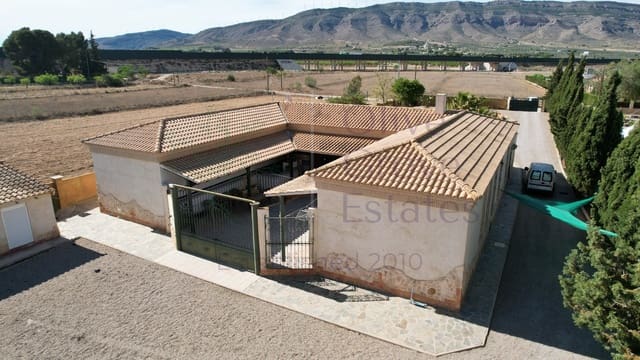 Chalet de 6 habitaciones en Caudete en venta con garaje - 249.000 € (Ref: 7529535)