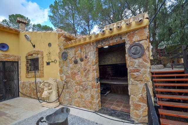 4 bedroom Cave House for sale in Pinoso - € 188,500 (Ref: 8828895)