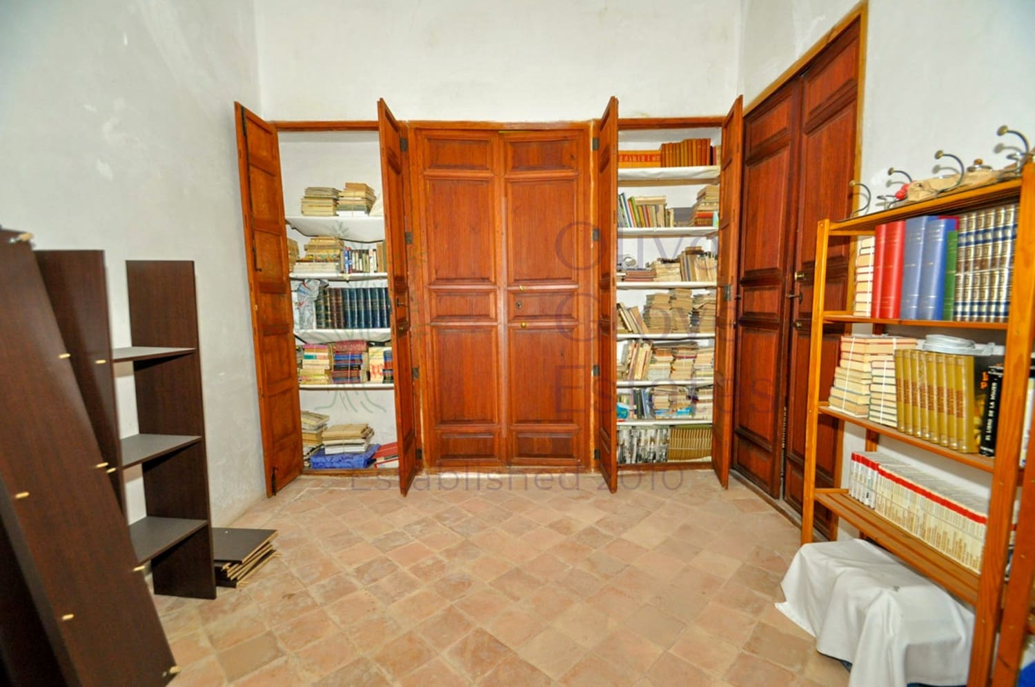 8 bedroom Villa for sale in Pinoso - € 199,950 (Ref: 8828897)