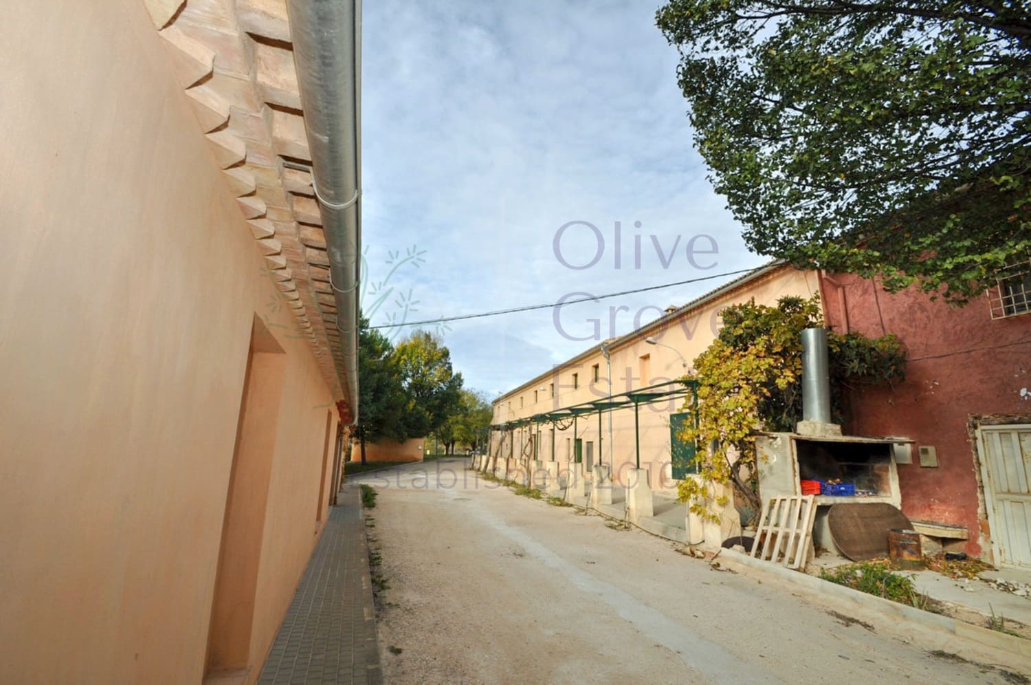 8 bedroom Villa for sale in Pinoso - € 199,950 (Ref: 8828897)