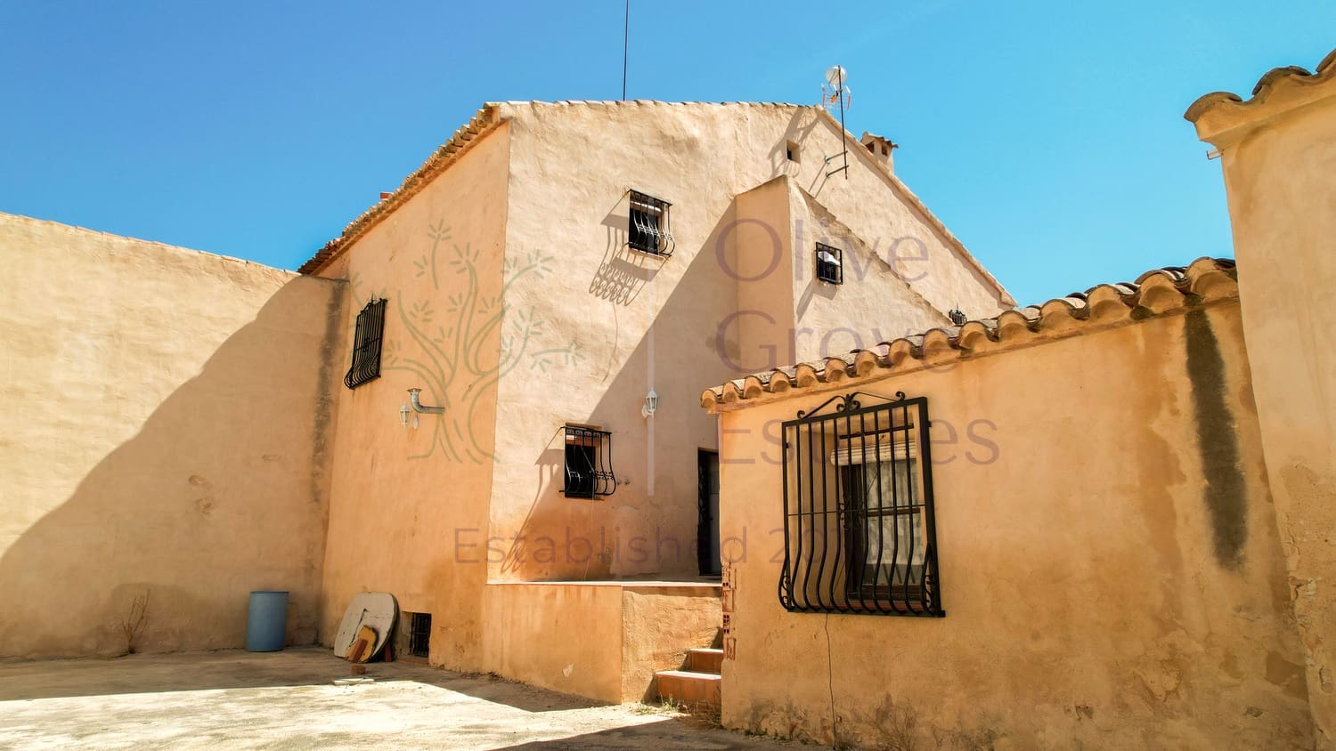 8 soveværelse Finca/Landehus til salg i Almansa - € 219.950 (Ref: 9230239)