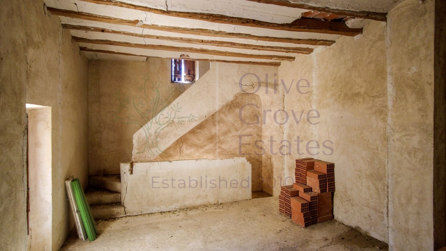 8 bedroom Finca/Country House for sale in Almansa - € 219,950 (Ref: 9230239)