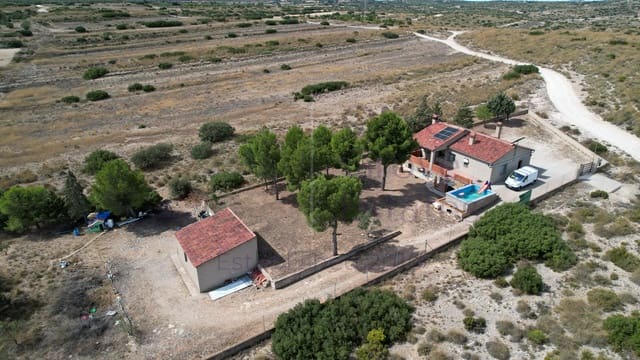 4 slaapkamer Finca/Landhuis te koop in Almansa - € 119.500 (Ref: 9239311)