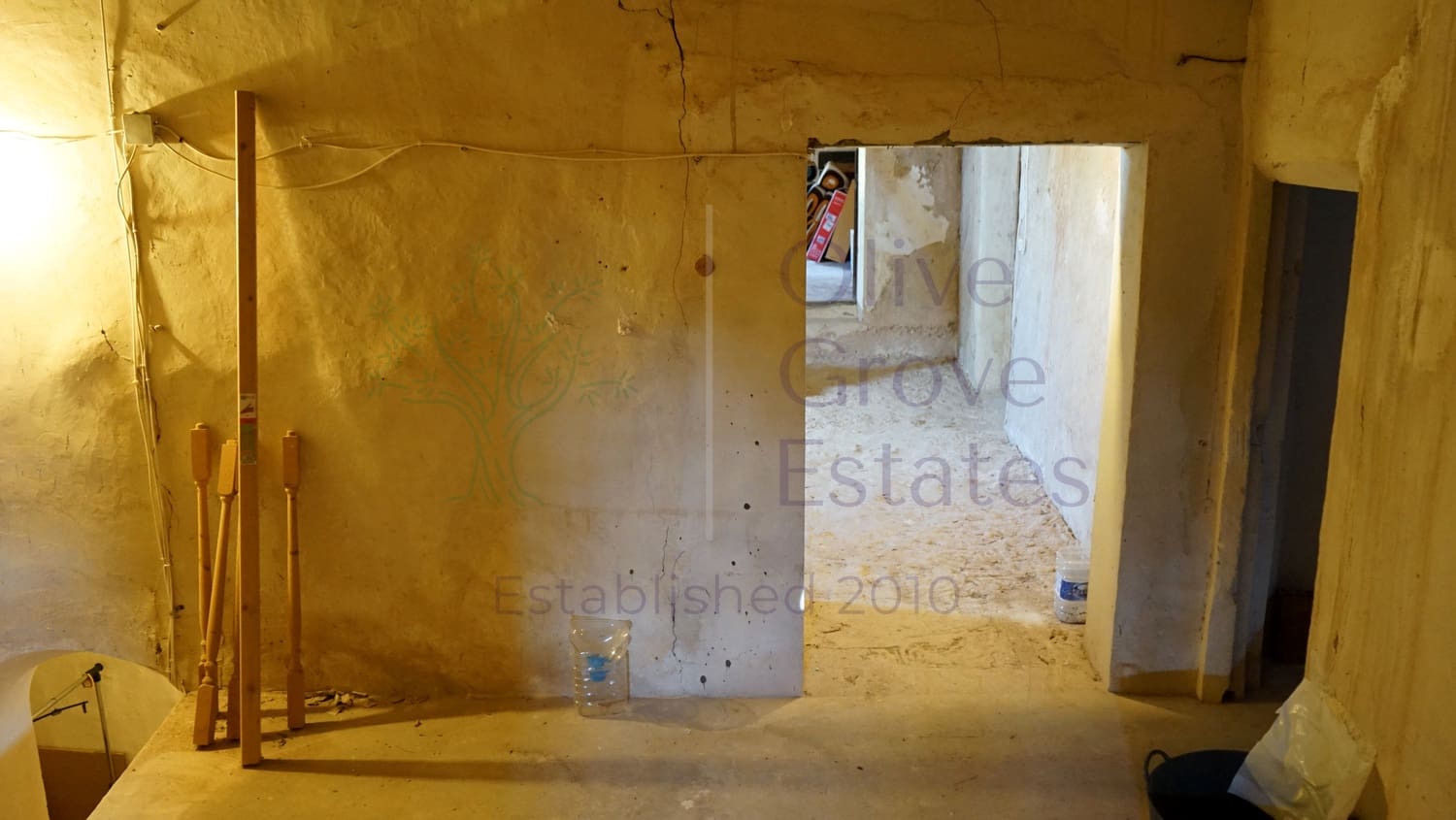 8 bedroom Villa for sale in Monovar / Monover with pool garage - € 164,950 (Ref: 9289639)