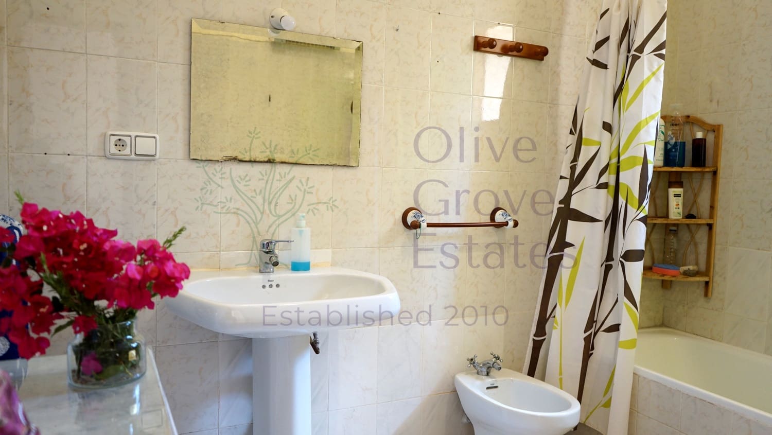 8 bedroom Villa for sale in Monovar / Monover with pool garage - € 164,950 (Ref: 9289639)