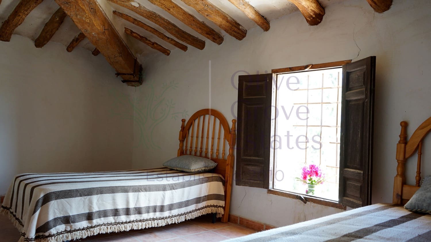 8 bedroom Villa for sale in Monovar / Monover with pool garage - € 164,950 (Ref: 9289639)