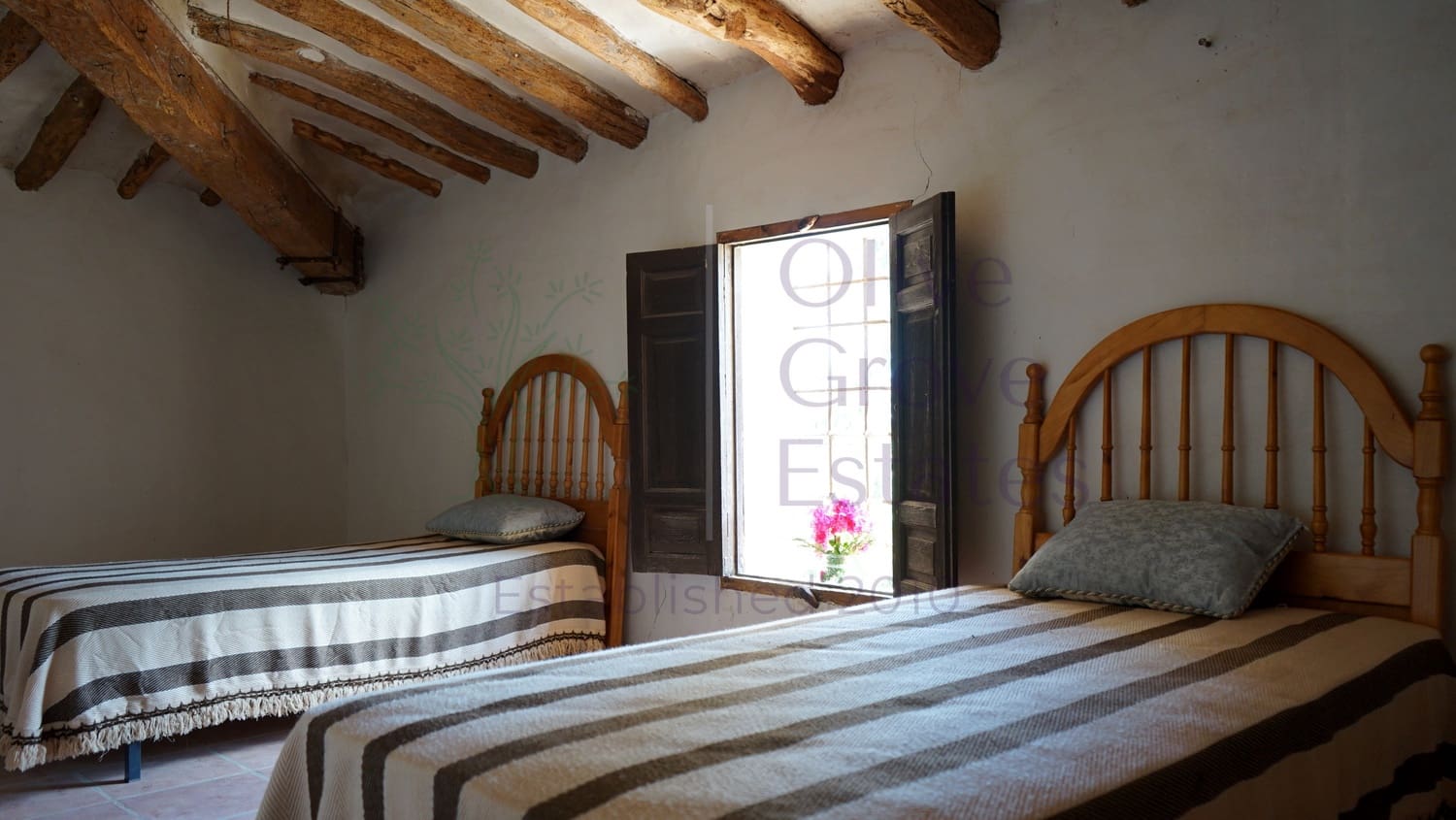 8 bedroom Villa for sale in Monovar / Monover with pool garage - € 164,950 (Ref: 9289639)