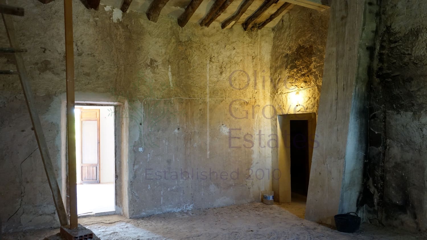 8 bedroom Villa for sale in Monovar / Monover with pool garage - € 164,950 (Ref: 9289639)