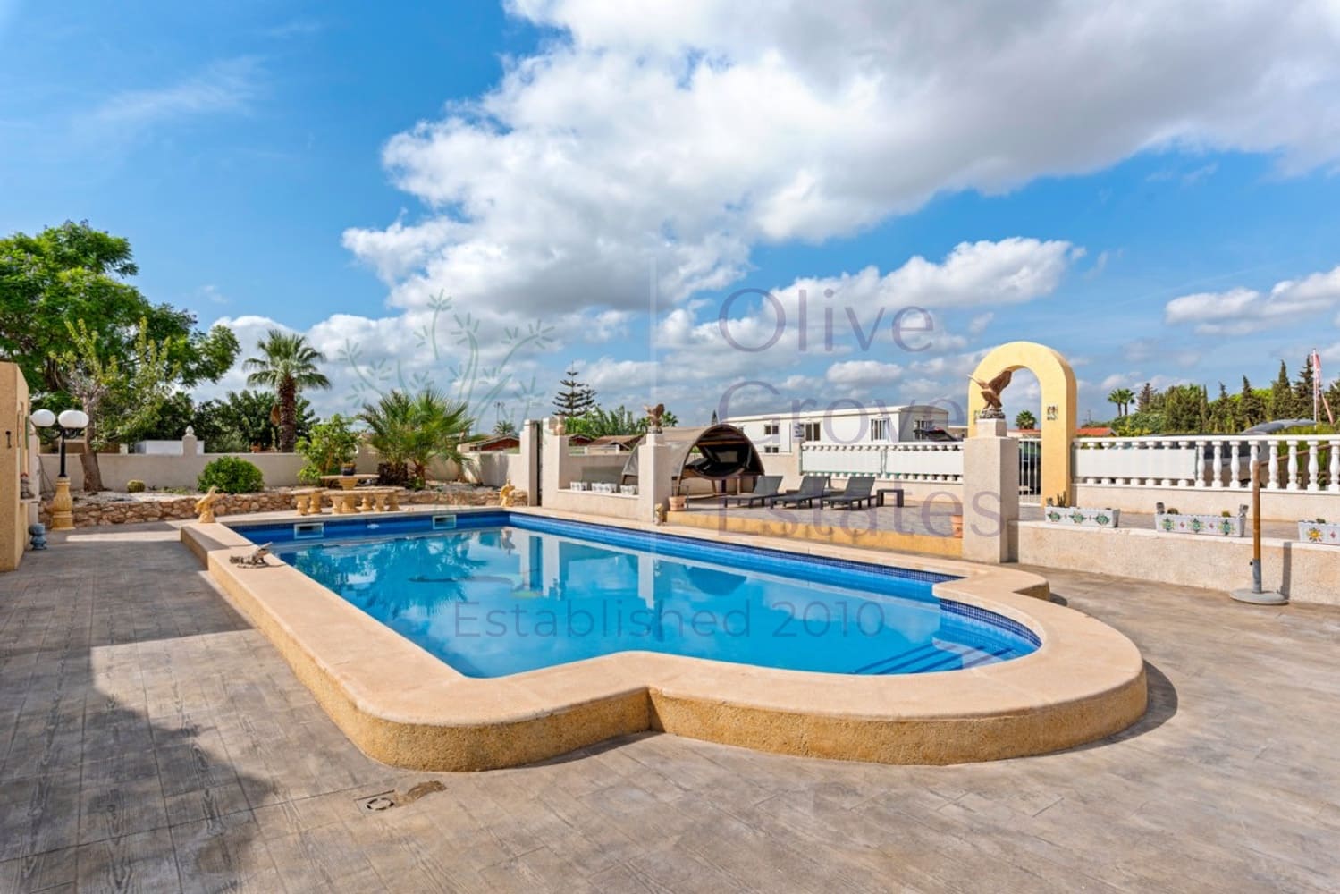 6 soveværelse Finca/Landehus til salg i Los Montesinos med swimmingpool - € 795.000 (Ref: 9417421)