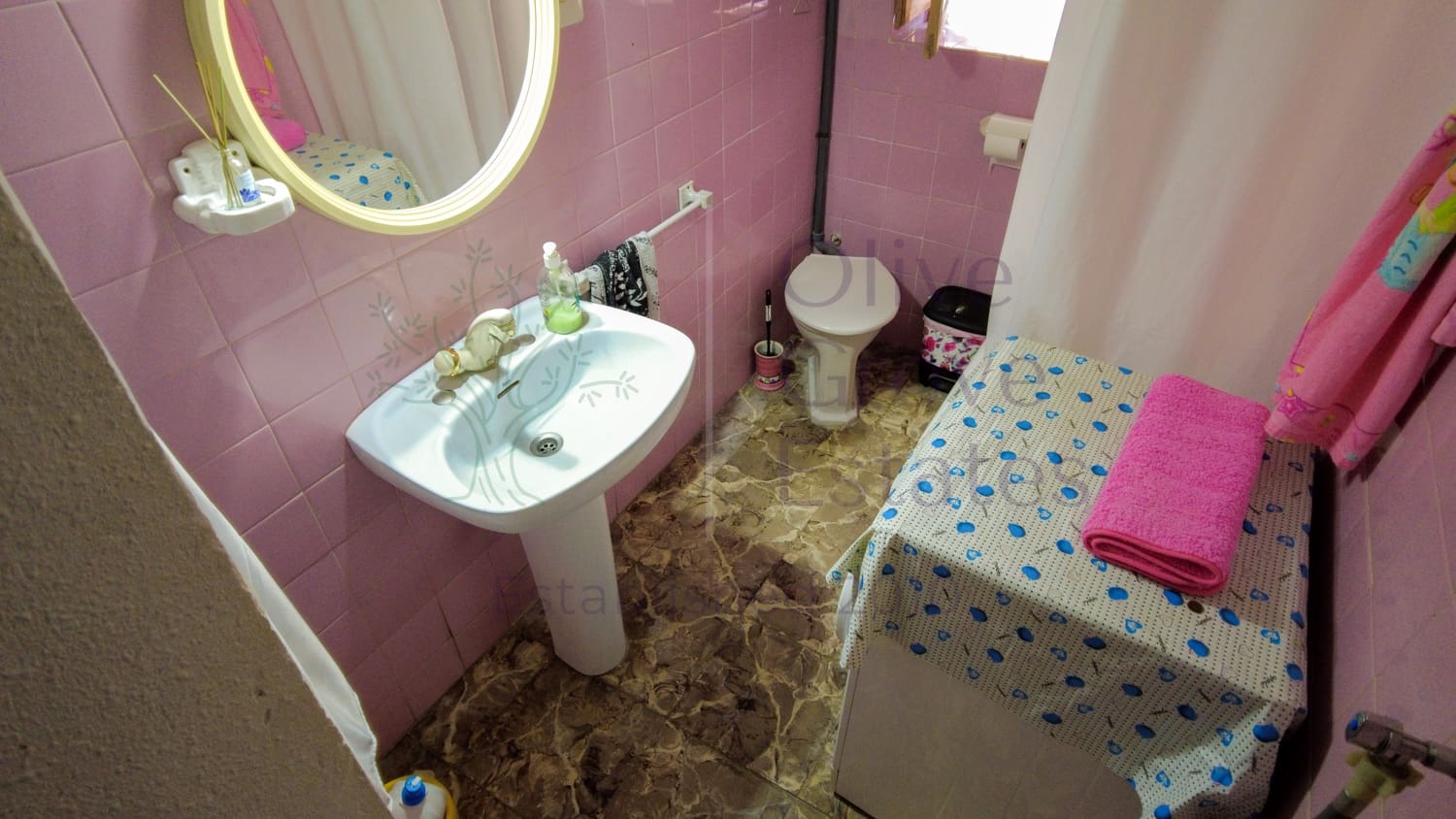 5 bedroom Villa for sale in Canada - € 149,995 (Ref: 9631401)