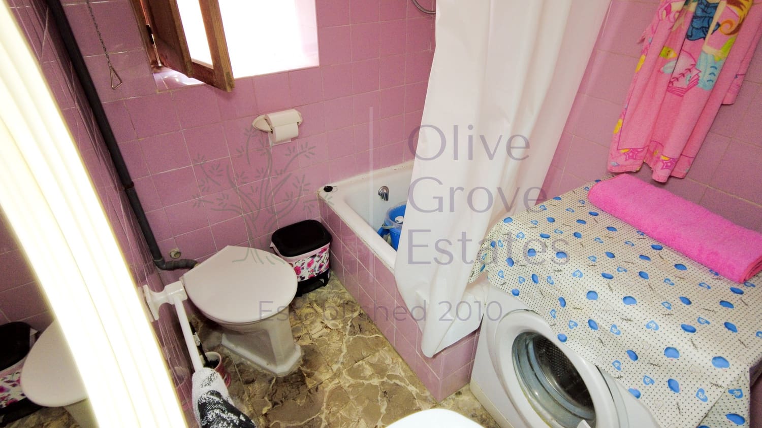 5 bedroom Villa for sale in Canada - € 149,995 (Ref: 9631401)