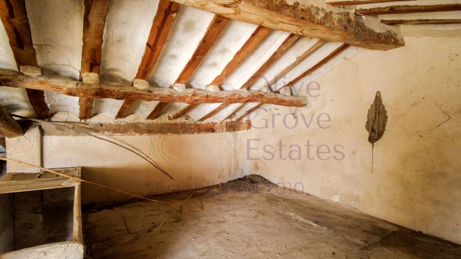 5 bedroom Villa for sale in Canada - € 149,995 (Ref: 9631401)