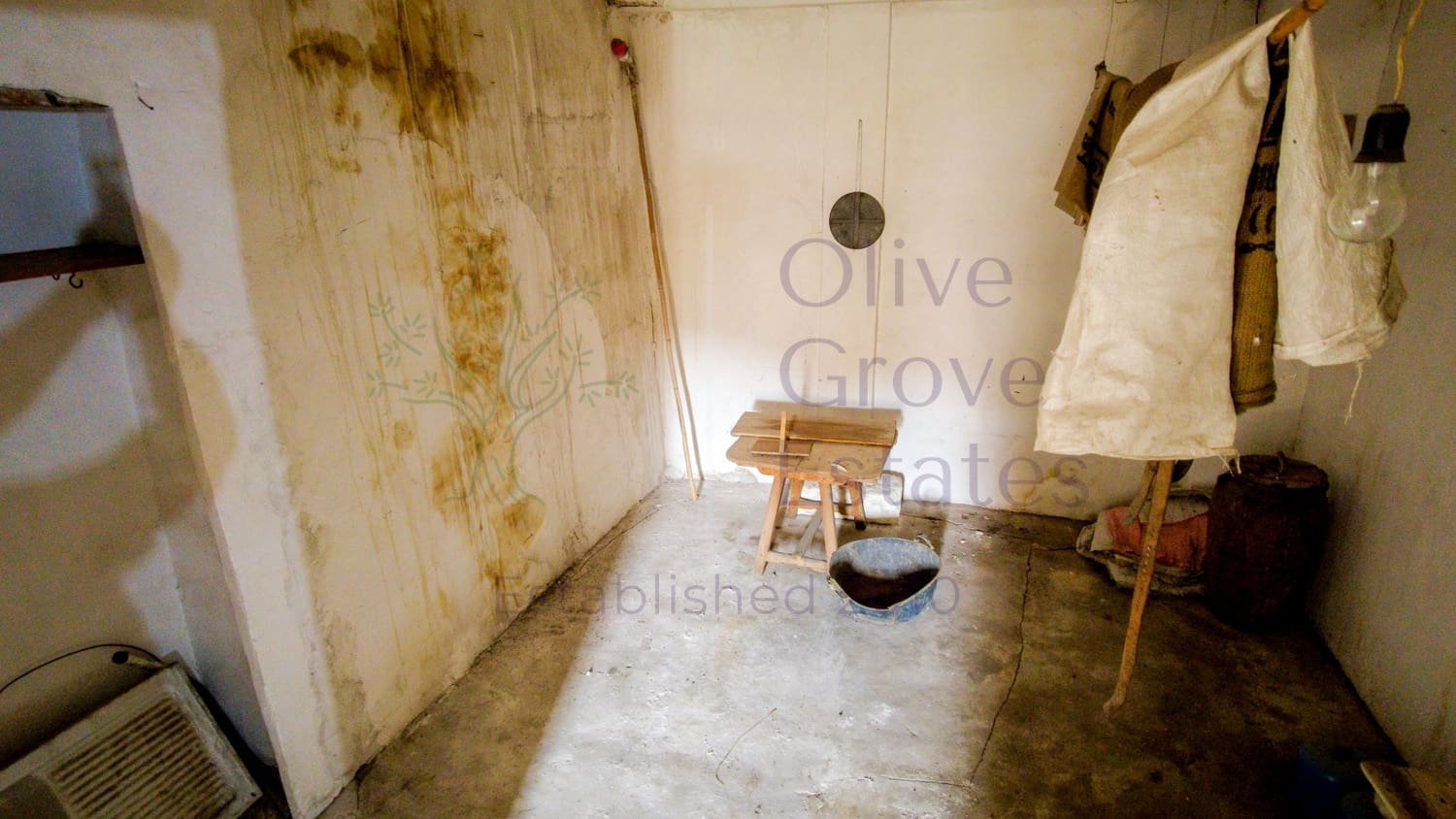 5 bedroom Villa for sale in Canada - € 149,995 (Ref: 9631401)