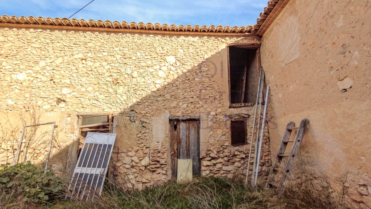 5 bedroom Villa for sale in Canada - € 149,995 (Ref: 9631401)