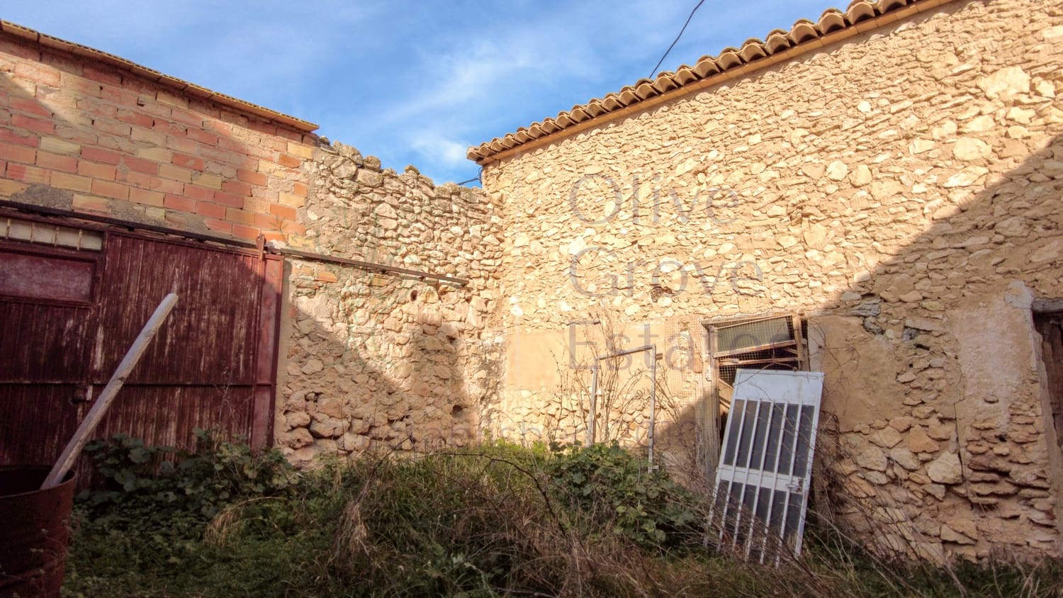 5 bedroom Villa for sale in Canada - € 149,995 (Ref: 9631401)