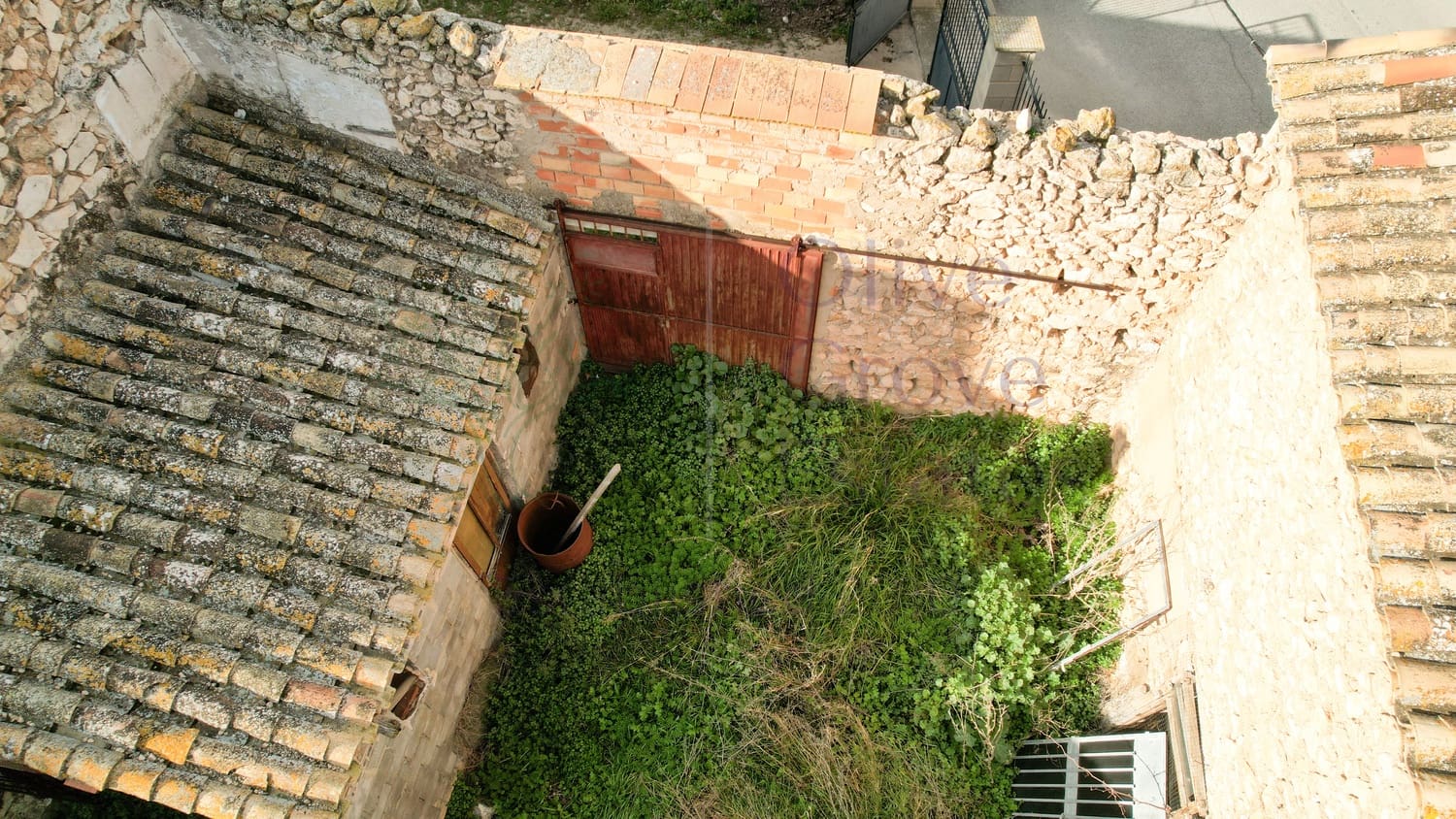 5 bedroom Villa for sale in Canada - € 149,995 (Ref: 9631401)