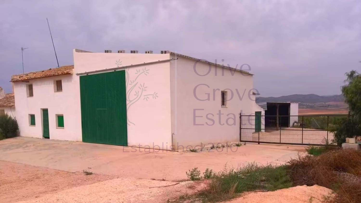 5 bedroom Finca/Country House for sale in Yecla - € 129,995 (Ref: 9715593)