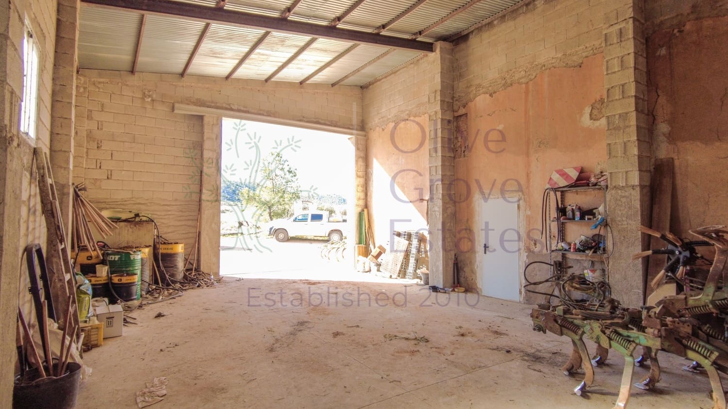 5 bedroom Finca/Country House for sale in Yecla - € 129,995 (Ref: 9715593)