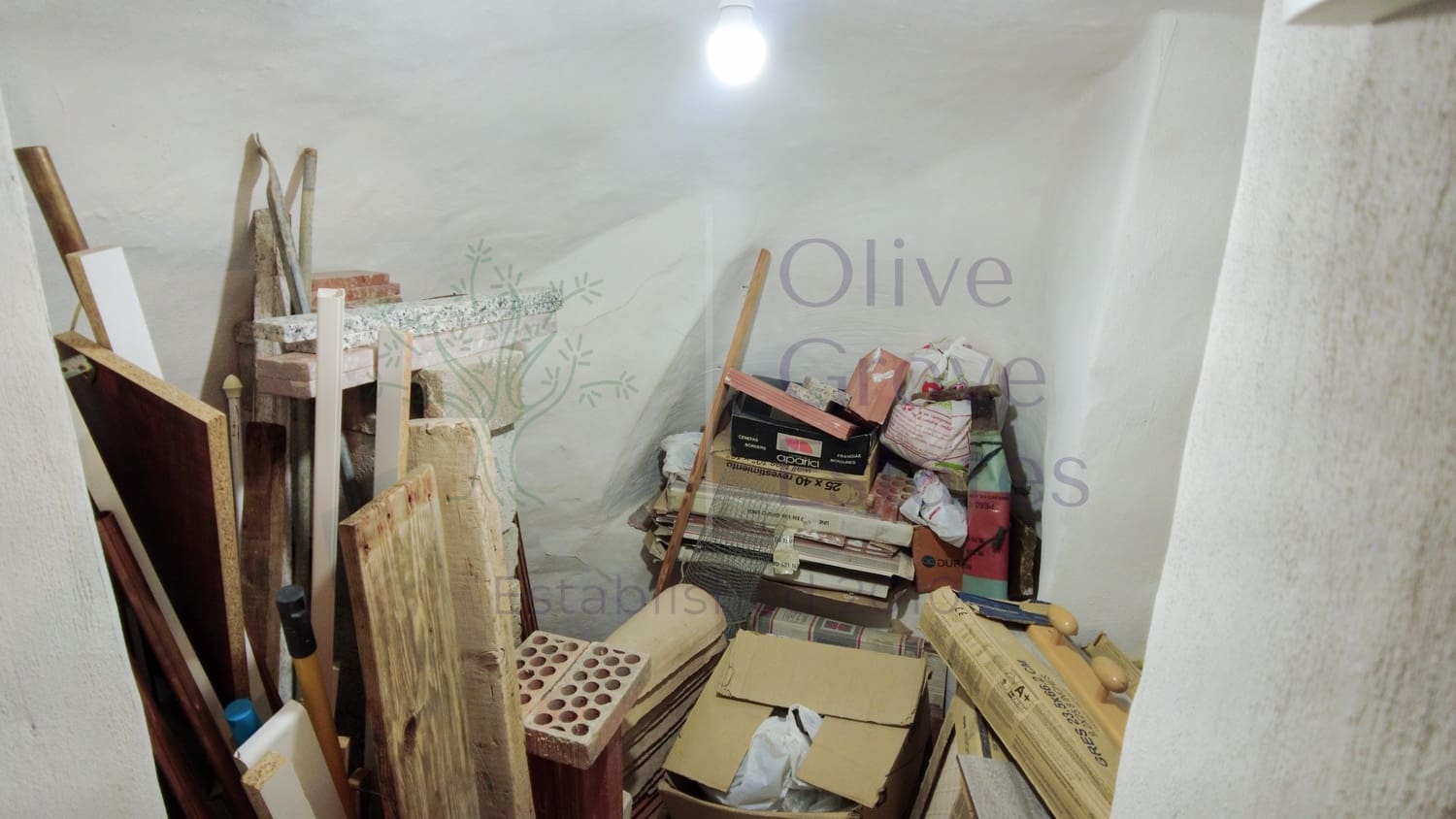 8 bedroom Townhouse for sale in Caudete with garage - € 153,000 (Ref: 9769938)