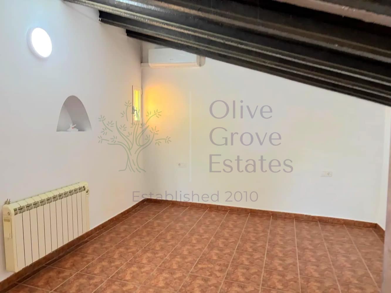 4 bedroom Villa for sale in Villena - € 115,000 (Ref: 9783864)